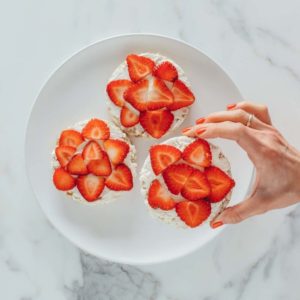 rice cakes with cream cheese and strawberries